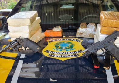 Mãe com filha de três anos é presa transportando drogas e armas em Tianguá (CE)