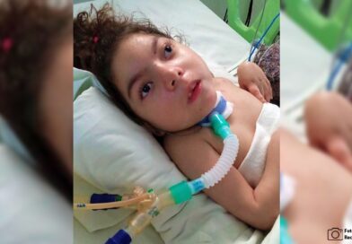 Mãe pede ajuda para filha com microcefalia e desvio espinhal internada há um ano em Sobral