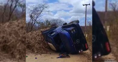 Caminhão carregado de bagaço de cana tomba em estrada rural de Ipu