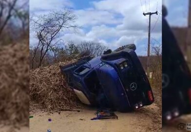 Caminhão carregado de bagaço de cana tomba em estrada rural de Ipu