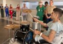 Jovem internado no Hospital Regional Norte realiza sonho de tocar bateria