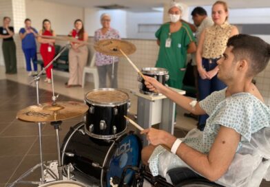 Jovem internado no Hospital Regional Norte realiza sonho de tocar bateria