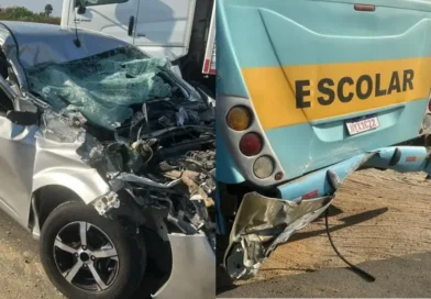 Acidente entre carro e ônibus escolar é registrado na CE-366, em Varjota