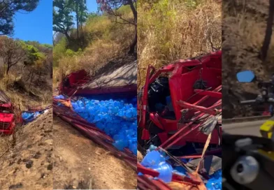 Caminhão carregado com água mineral tomba na CE-187, na serra de Ipu; motorista sai ileso