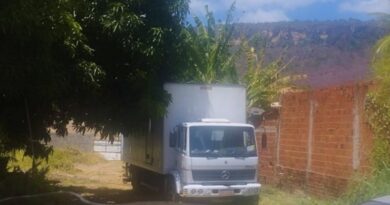 Motorista de caminhão baú envolvido em acidente com duas vítimas fatais se apresenta à Delegacia de Ipu