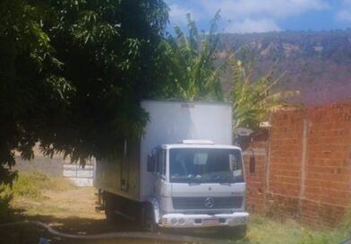 Motorista de caminhão baú envolvido em acidente com duas vítimas fatais se apresenta à Delegacia de Ipu