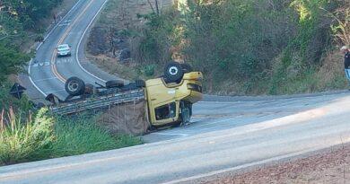 Caminhão tomba na CE-257, na Serra de Ipueiras, e motorista fica ferido
