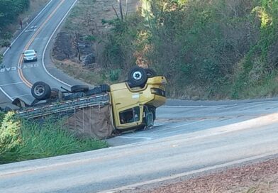 Caminhão tomba na CE-257, na Serra de Ipueiras, e motorista fica ferido