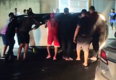 Carro capota após motorista perder controle e bater em outro carro na cidade de Ipu