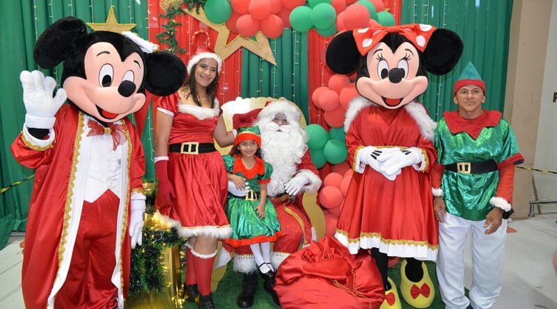 Daterra Atacado e Varejo chegada do Papai Noel com brindes e música em noite natalina