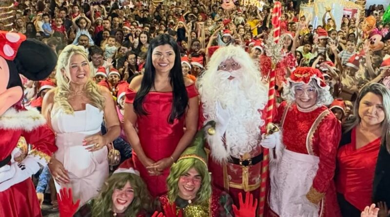 Chegada do Papai Noel lota Praça de Iracema e reúne famílias em Ipu