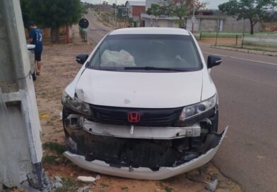 Motorista perde controle ao desviar de animal e bate em poste na cidade de Ipu