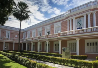UFC lança edital com 10 vagas para professor substituto em Fortaleza e Sobral