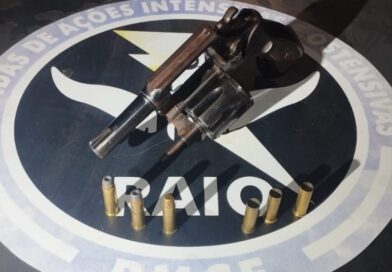 PMCE prende homem com revólver após direção perigosa em Varjota