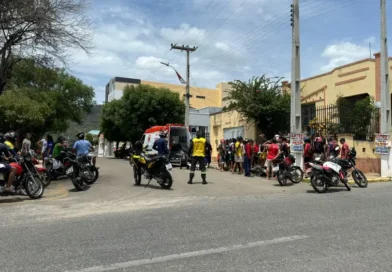 Homem fica ferido em grave acidente com moto e carro no centro de Ipu