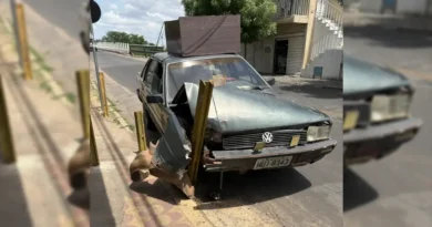 Motorista perde controle e bate carro em trilho de proteção em Crateús