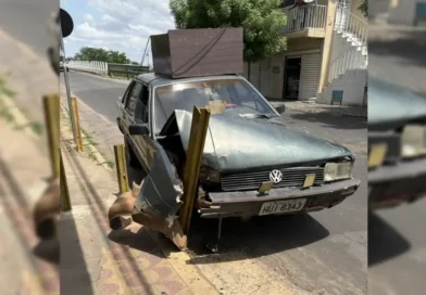 Motorista perde controle e bate carro em trilho de proteção em Crateús
