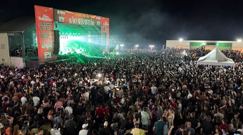 Nattan reúne multidão no Grêmio Recreativo Ipuense no último dia dos festejos do padroeiro de Ipu