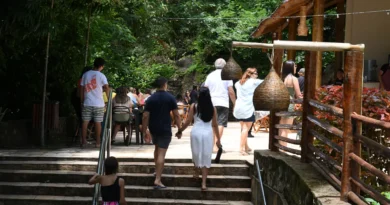 Domingo de sol reúne foliões na Bica de Ipu e Ipu Folia 2026 segue com atrações à noite