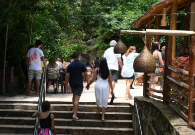 Domingo de sol reúne foliões na Bica de Ipu e Ipu Folia 2026 segue com atrações à noite