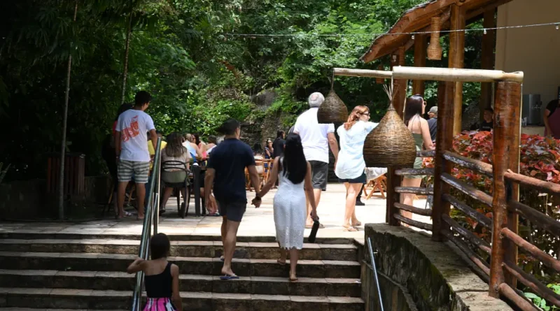 Domingo de sol reúne foliões na Bica de Ipu e Ipu Folia 2026 segue com atrações à noite