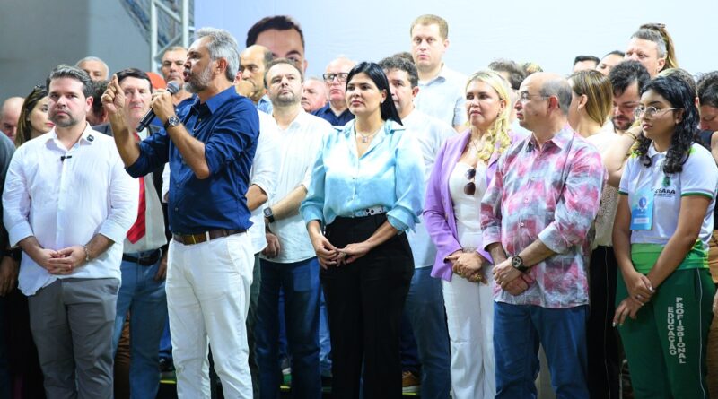 Governador Elmano de Freitas cumpre agenda em Ipu e entrega tablets e Areninha no bairro Escondido