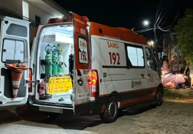 Homem sofre queda, bate cabeça em calçada, e é socorrido pelo SAMU em Ipu