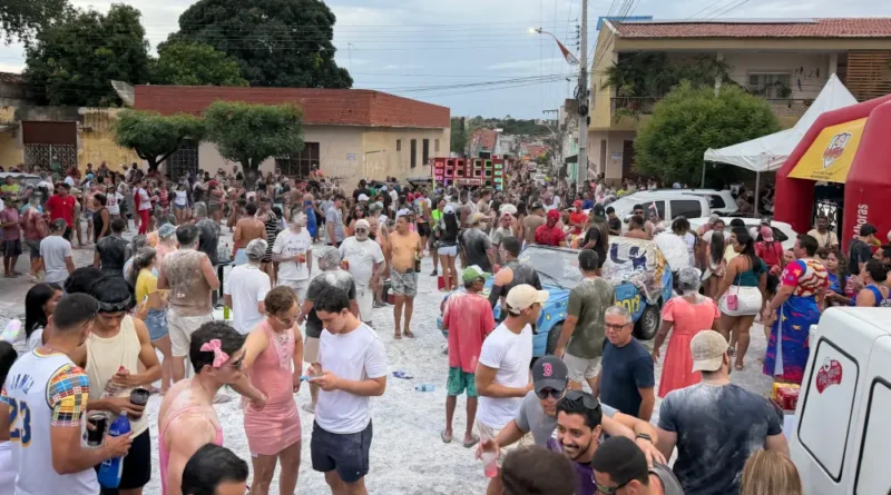 Bloco do Avesso mantém tradição e movimenta a o Carnaval de Ipu