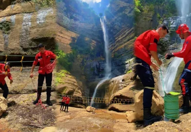 Bombeiros Civis instalam contenções e isolam áreas de risco na Bica da Cachoeira do Donato, em Pires Ferreira