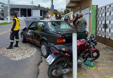 Suporte de muque de caminhão se solta e atinge táxi e moto em Ipu