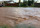 Forte chuva transforma rua em rio e motoristas se arriscam em travessia no centro de Ipu