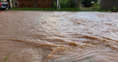 Forte chuva transforma rua em rio e motoristas se arriscam em travessia no centro de Ipu