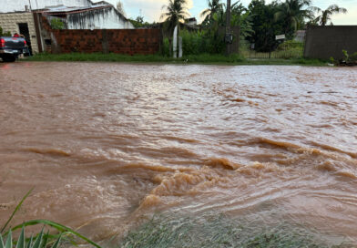 Forte chuva transforma rua em rio e motoristas se arriscam em travessia no centro de Ipu