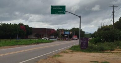 Grave acidente entre moto e caminhão deixa casal ferido na zona rural de Ipu