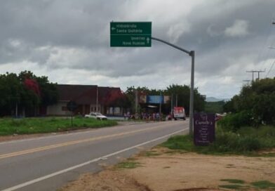 Grave acidente entre moto e caminhão deixa casal ferido na zona rural de Ipu