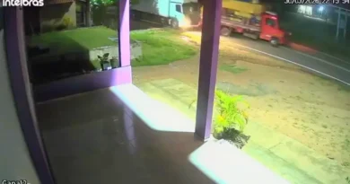 Câmera flagra acidente com caminhões na localidade de Barrinha, na CE-187