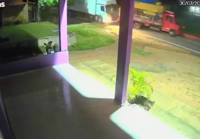 Câmera flagra acidente com caminhões na localidade de Barrinha, na CE-187