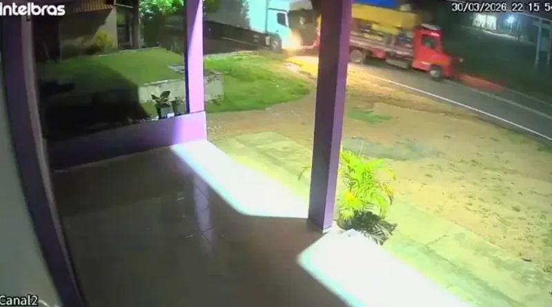 Câmera flagra acidente com caminhões na localidade de Barrinha, na CE-187