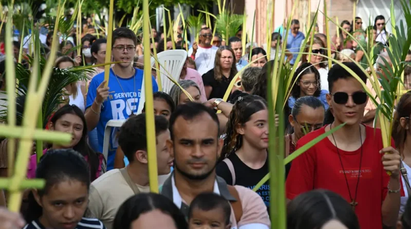 Católicos de Ipu participam do Domingo de Ramos e abrem celebrações da Semana Santa