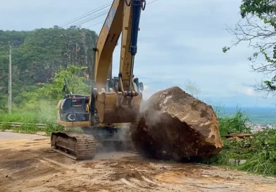 Pedra é removida e trânsito é liberado na CE-187 após ação rápida da SOP e Prefeitura de Ipu