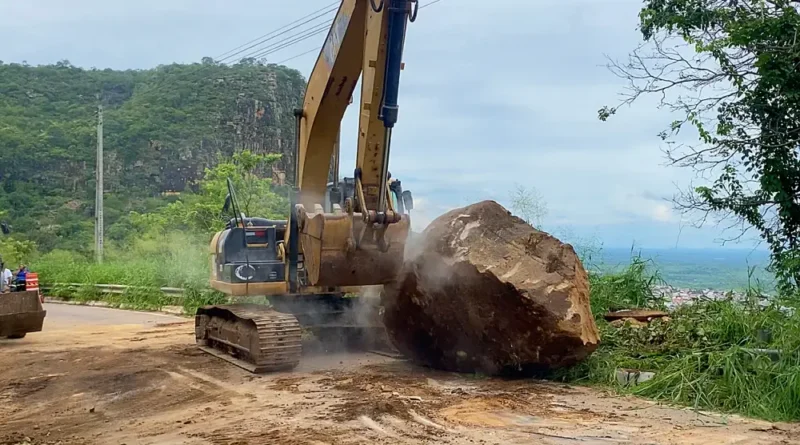 Pedra é removida e trânsito é liberado na CE-187 após ação rápida da SOP e Prefeitura de Ipu