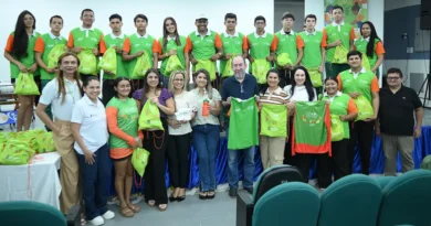 Jovens do programa AJA recebem kits de fardamento em solenidade realizada em Ipu