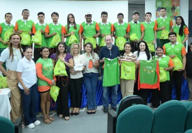 Jovens do programa AJA recebem kits de fardamento em solenidade realizada em Ipu