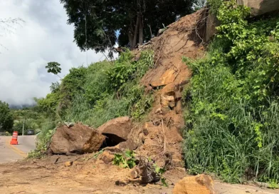 Pedras de grande porte deslizam e interditam parcialmente a CE-187, na Serra da Ibiapaba, em Ipu