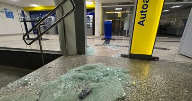 Porta da Agência do Banco do Brasil de Ipu quebra durante a noite