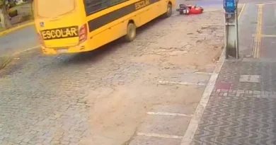 Professora escapa sem ferimentos graves após colisão entre ônibus e moto no Centro de Ipu