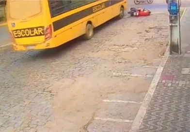 Professora escapa sem ferimentos graves após colisão entre ônibus e moto no Centro de Ipu
