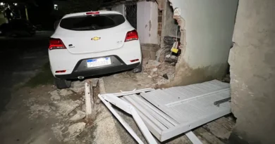 Carro desgovernado atinge residência no acesso ao bairro Lagoa, em Ipu