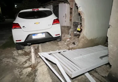 Carro desgovernado atinge residência no acesso ao bairro Lagoa, em Ipu
