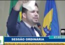 Vereador tira tapioca do terno após colega trocar oposição pela base do prefeito em Ipueiras (CE)